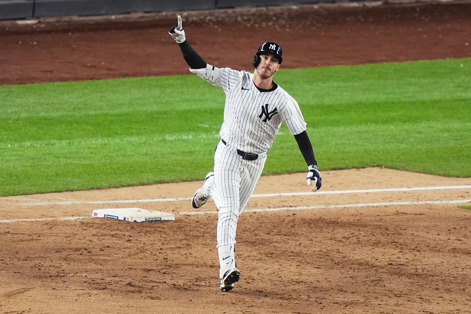 New York Yankees' Cody Bellinger gestures as he runs the bases after hitting a grand slam during the eighth inning of a baseball game against the New York Mets Sunday, May 18, 2025, in New York. (AP Photo/Frank Franklin II)