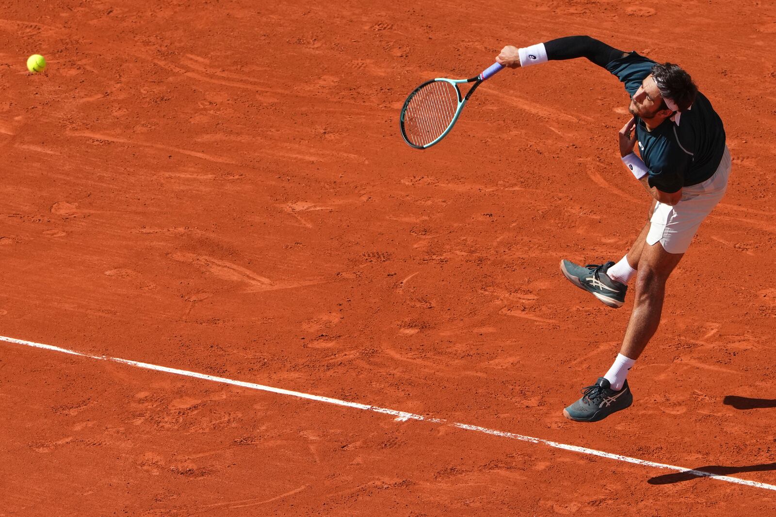 Italy's Lorenzo Musetti serves against Germany's Yannick Hanfmann during their first round match of the French Tennis Open at the Roland Garros stadium, in Paris, Sunday May 25, 2025. (AP Photo/Lindsey Wasson)