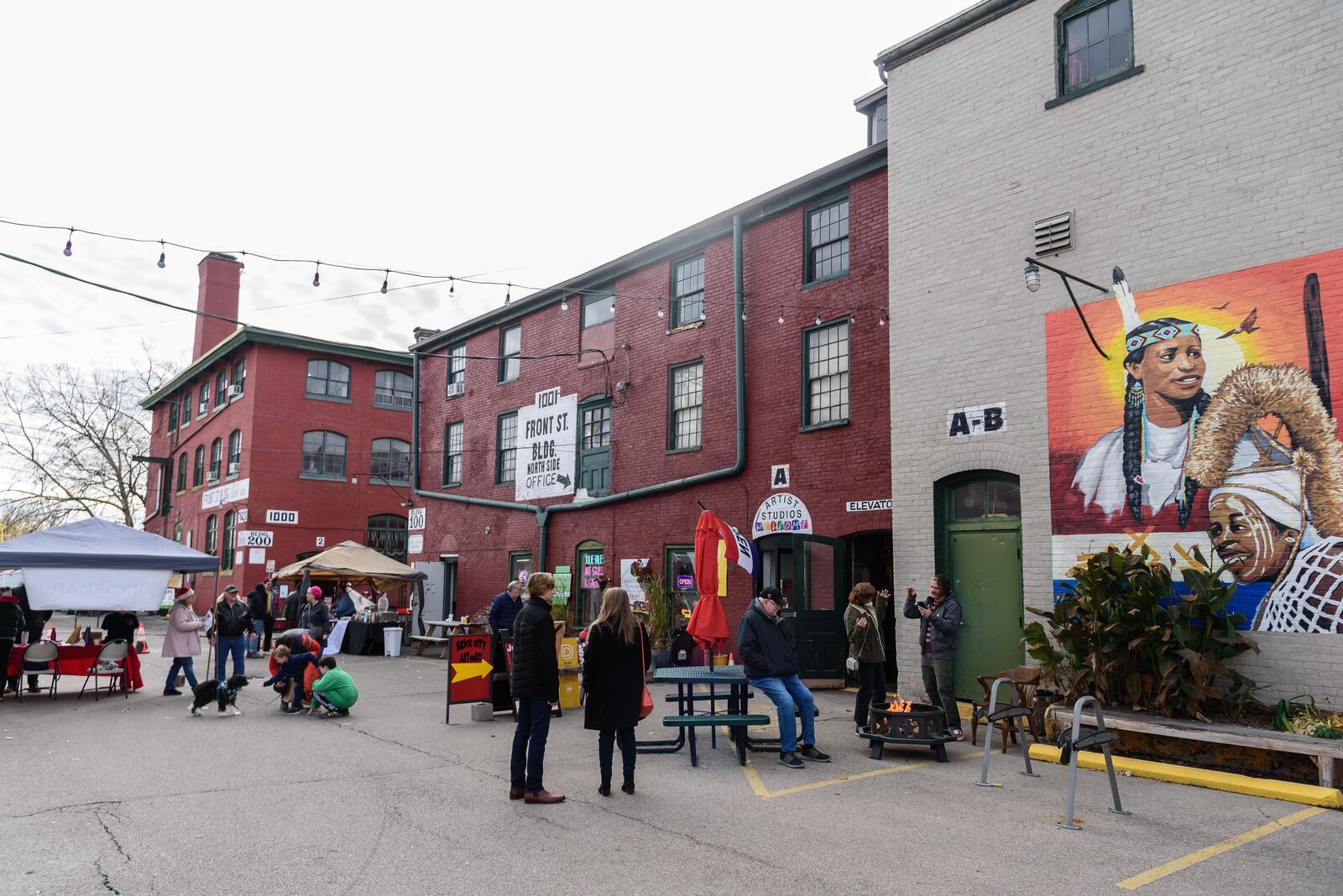 O Front Street Christkindl Market, que acontecerá no sábado, 30 de novembro, apresenta artistas residentes e vendedores de artesanato visitantes, oferecendo opções exclusivas de compras natalinas. TOM GILLIAM / FOTÓGRAFO CONTRIBUINTE