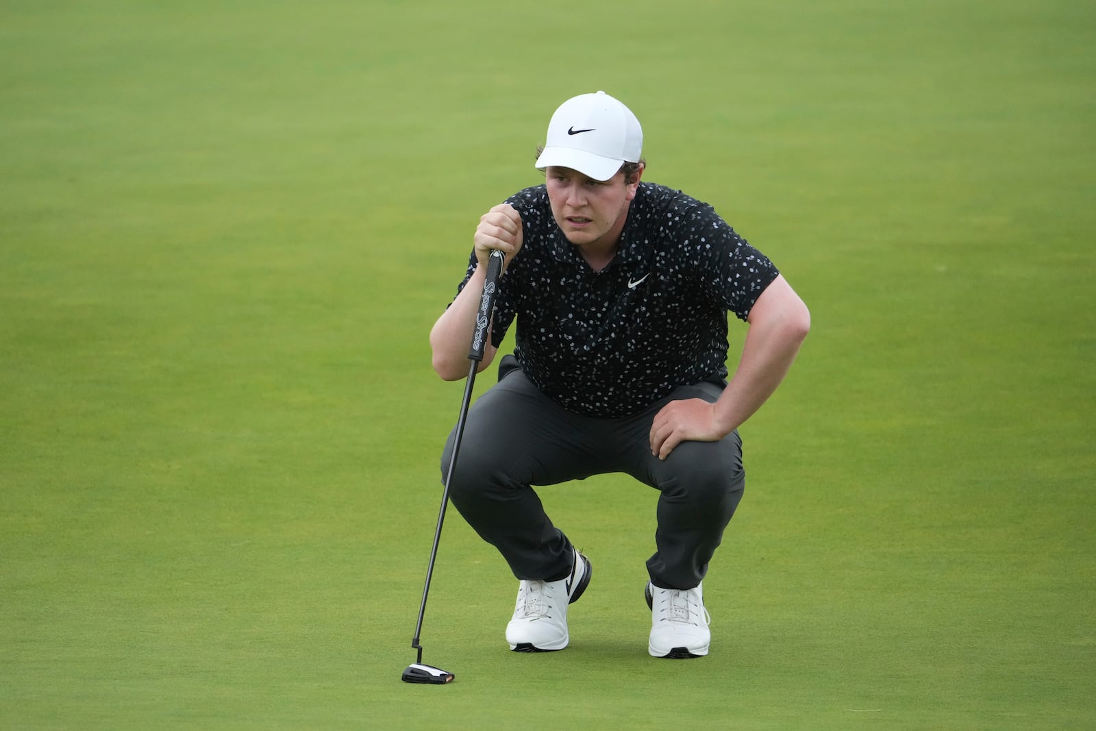 Robert MacIntyre, of Scotland, lines up a putt on the 18th hole during the final round of the U.S. Open golf tournament at Oakmont Country Club Sunday, June 15, 2025, in Oakmont, Pa. (AP Photo/Gene J. Puskar)
