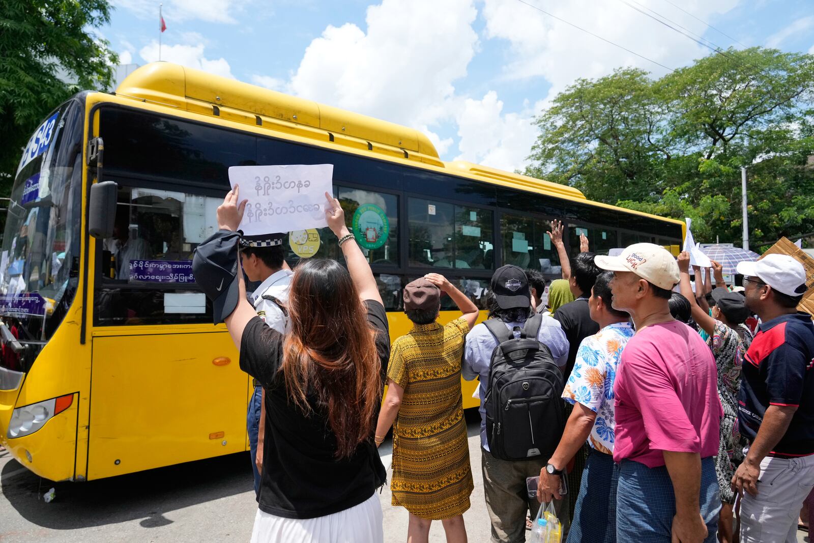 Released prisoner on bus are welcomed by family members and colleagues outside the main gate of Insein prison as the head of Myanmar’s military government granted amnesty to thousands of prisoners to mark the country's traditional New Year Thursday, April 17, 2025, in Yangon, Myanmar. (AP Photo/Thein Zaw)