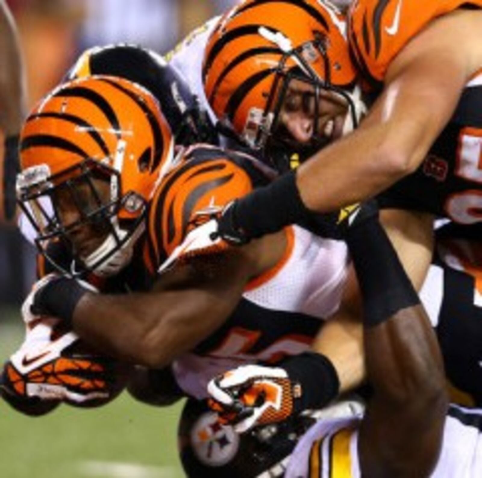  CINCINNATI, OH - SEPTEMBER 16: Running back Giovani Bernard #25 of the Cincinnati Bengals dives into the endzone for a seven-yard touchdown run in the first quarter against the Pittsburgh Steelers in the first half at Paul Brown Stadium on September 16, 2013 in Cincinnati, Ohio. (Photo by Andy Lyons/Getty Images)