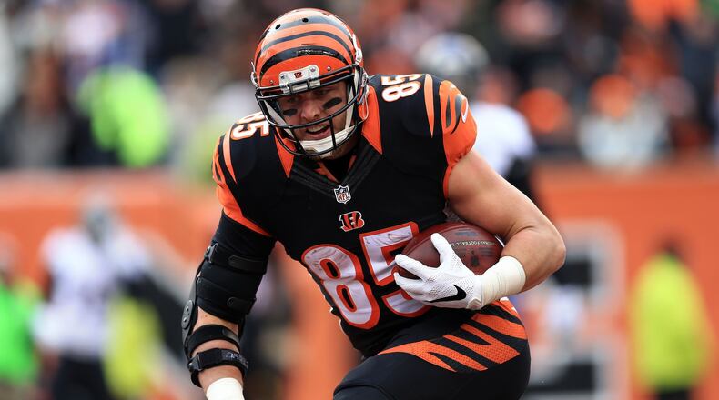 CINCINNATI, OH - JANUARY 3: Tight end Tyler Eifert #85 of the Cincinnati Bengals catches a pass for a touchdown during the second quarter against the Baltimore Ravens at Paul Brown Stadium on January 3, 2016 in Cincinnati, Ohio. (Photo by Andrew Weber/Getty Images)