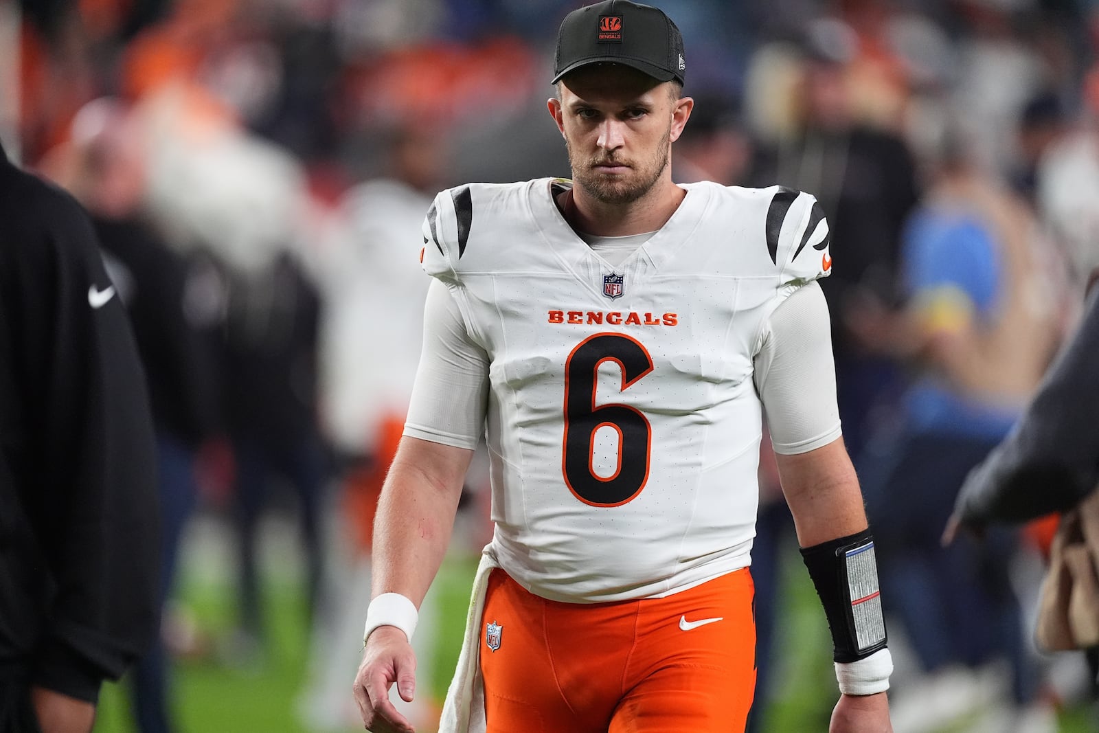 Cincinnati Bengals quarterback Jake Browning heads off the field after an NFL football game against the Denver Broncos Monday, Sept. 29, 2025, in Denver. (AP Photo/David Zalubowski)