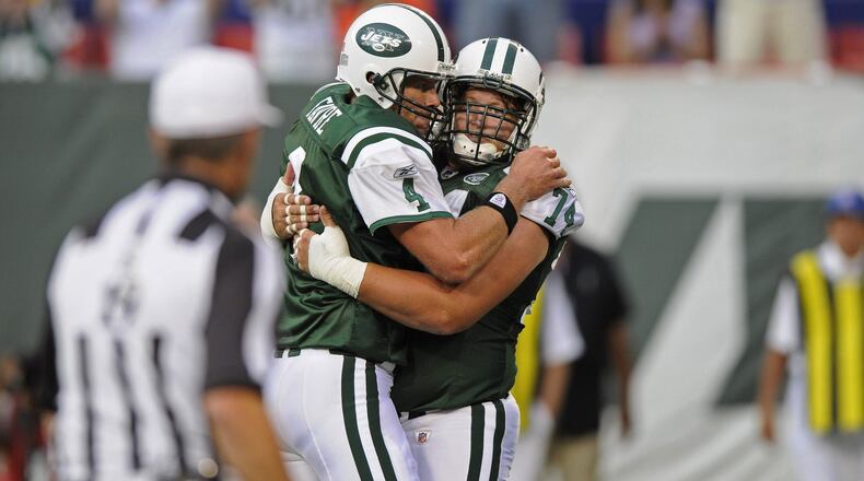 EAST RUTHERFORD, NJ - AUGUST 16, 2008: Brett Favre #4 of the New York Jets hugs Nick Mangold #74 during a pre-season NFL game against the Washington Redskins on August 16, 2008 in Giants Stadium in East Rutherford, New Jersey. (Photo by Jon Roselli/Sports Imagery/Getty Images)