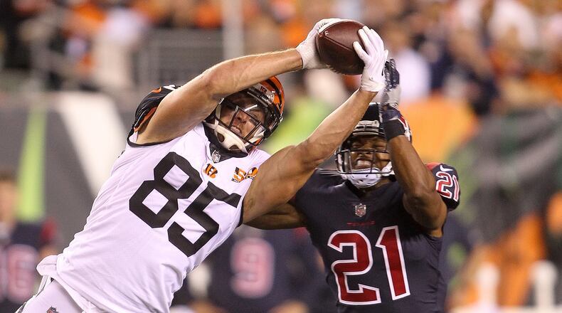 CINCINNATI, OH - SEPTEMBER 14: Tyler Eifert #85 of the Cincinnati Bengals makes a catch defended by Marcus Gilchrist #21 of the Houston Texans during the second half at Paul Brown Stadium on September 14, 2017 in Cincinnati, Ohio. (Photo by John Grieshop/Getty Images)