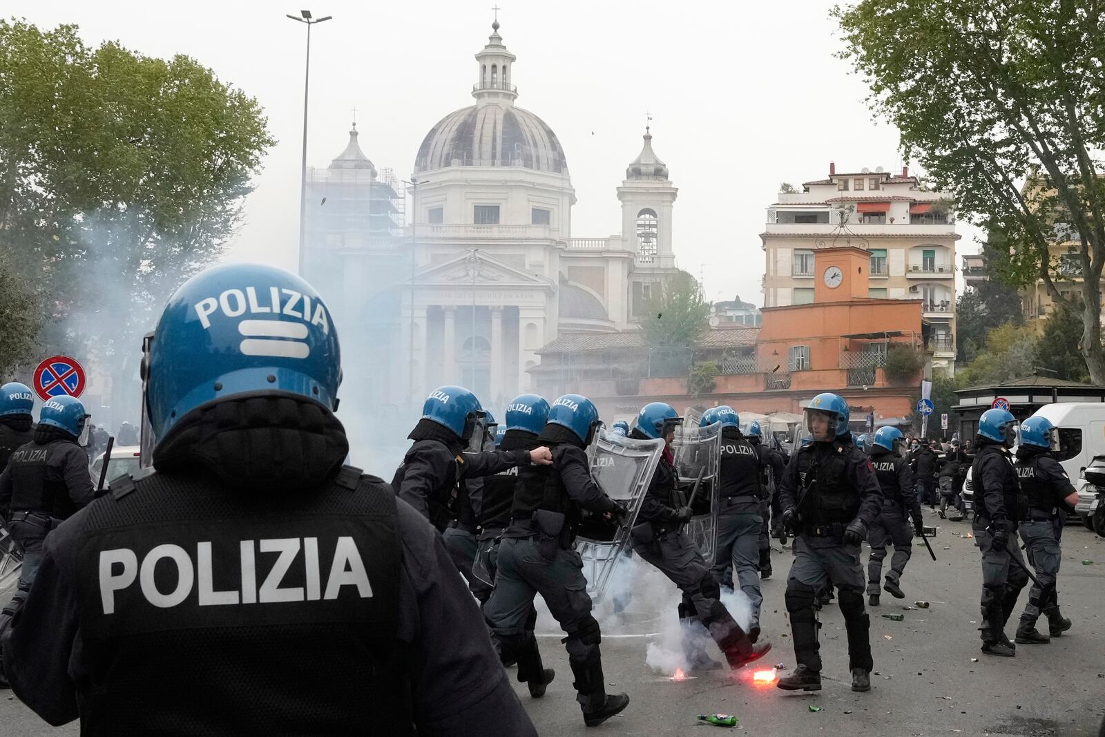 Lazio fans clash with Italian Policemen in riot gear outside the olympic stadium prior to the start of the Italian Serie A soccer match between Lazio and Roma in Rome, Sunday, April 13, 2025. (AP Photo/Gregorio Borgia)