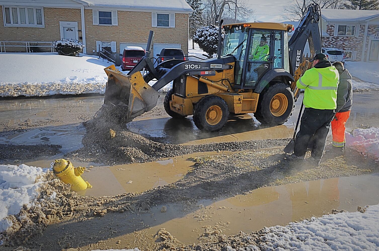 Hydrant damaged in Vandalia crash