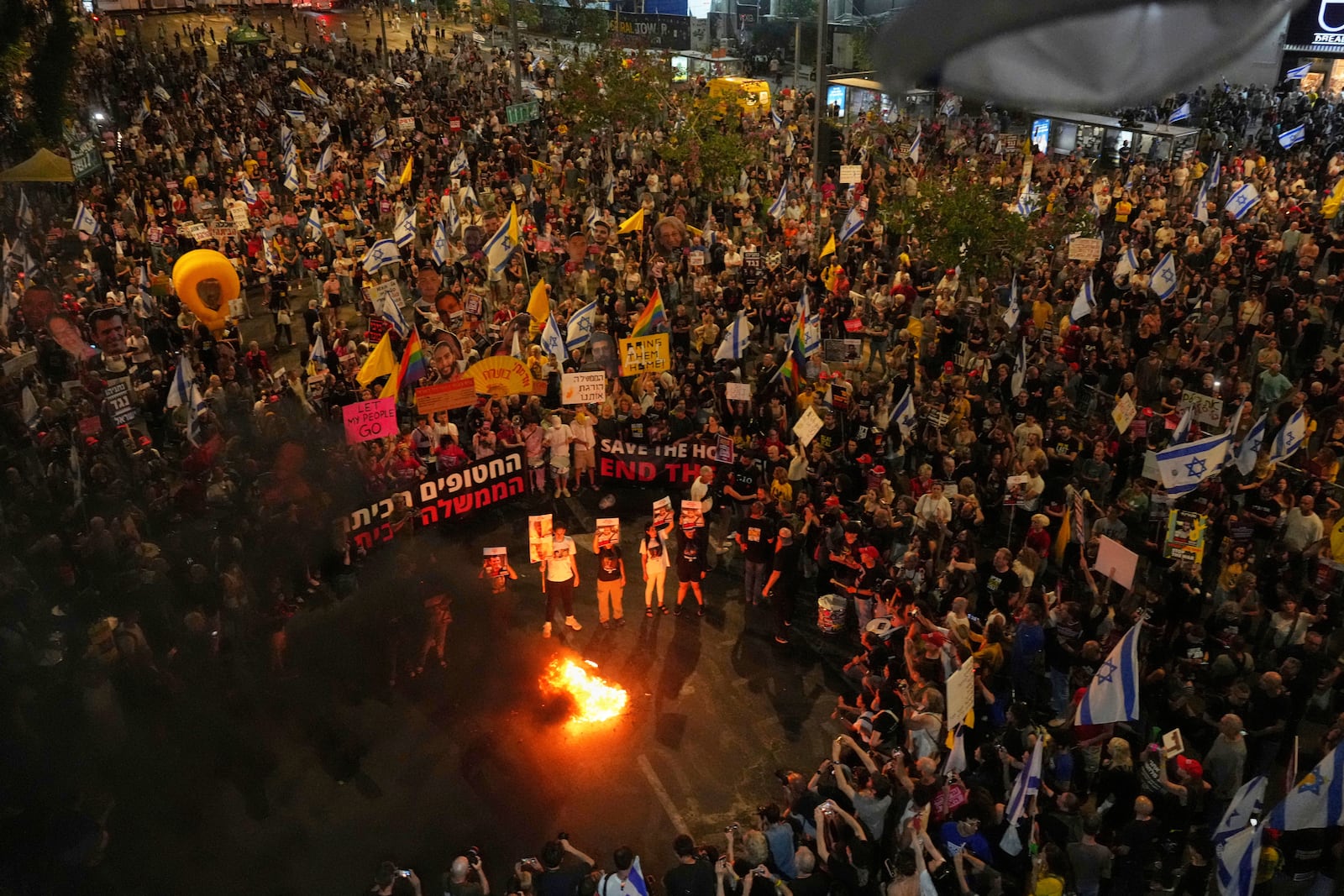 People take part in a protest demanding the end of the war and immediate release of hostages held by Hamas in the Gaza Strip, and against Prime Minister Benjamin Netanyahu's government, in Tel Aviv, Saturday, May 31, 2025. (AP Photo/Ariel Schalit)