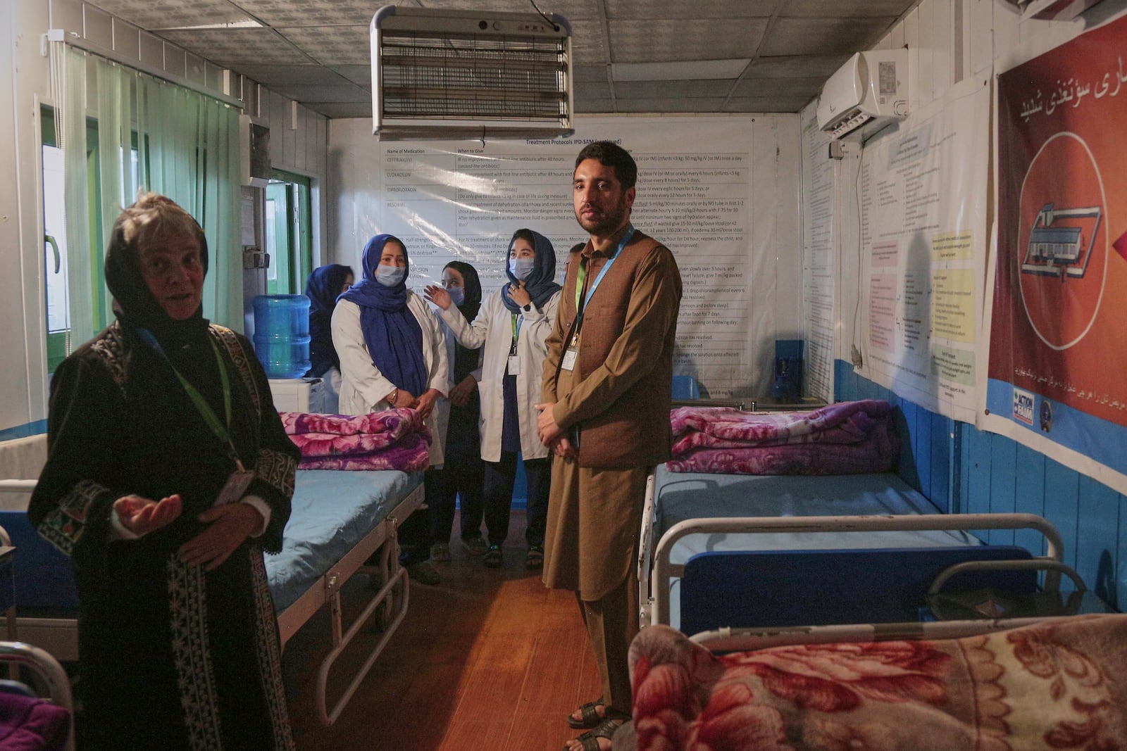 Action Against Hunger's country director Cobi Rietveld, left, talks to her staff and to journalists at their therapeutic feeding unit in Kabul, Afghanistan, Tuesday April 15, 2025. (AP Foto/Siddiqullah Alizai)