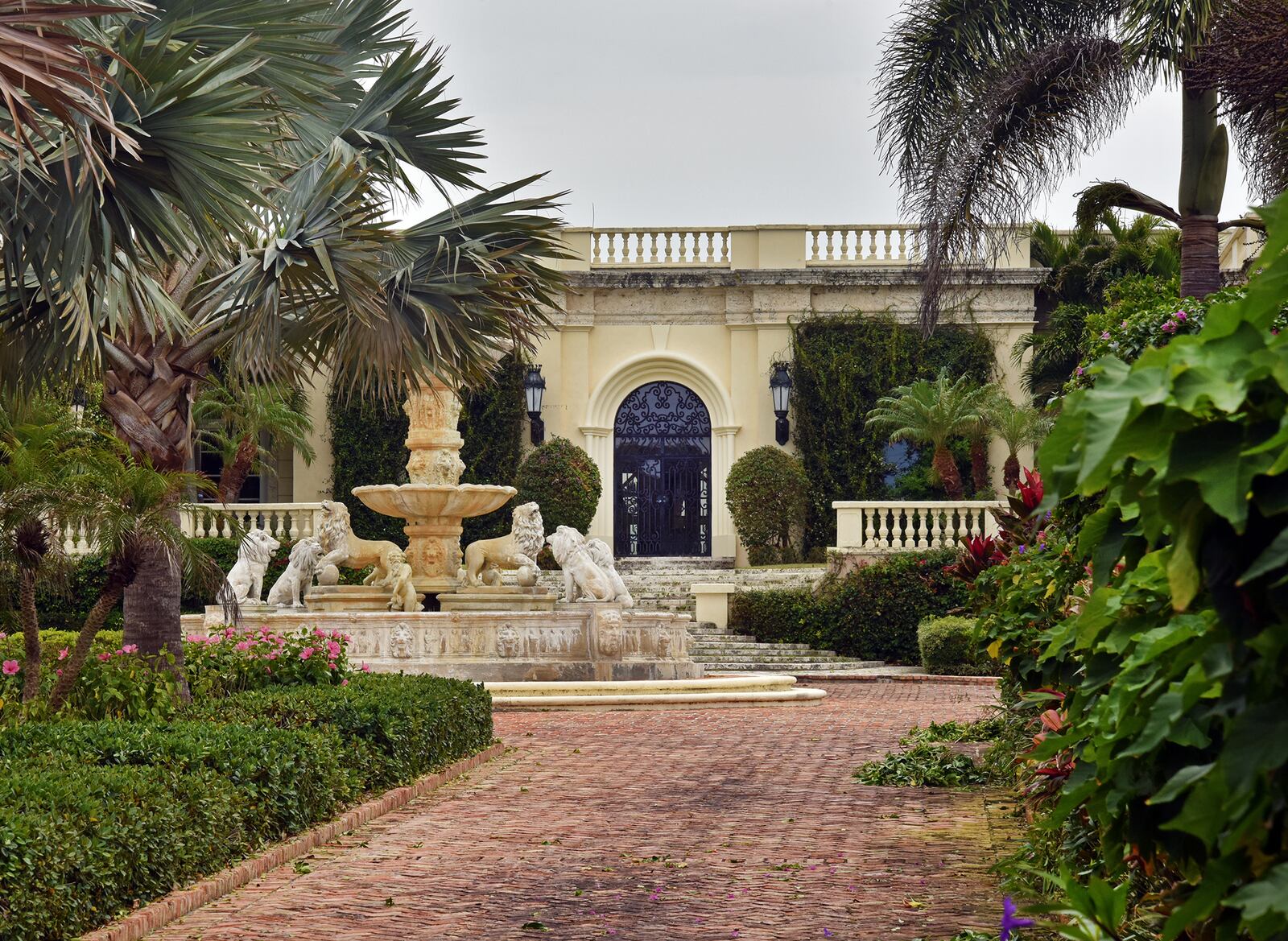 The front entrance of 515 N. County Road is seen seven years after Donald Trump sold it to Russian billionaire Dmitry Rybolovlev. (Melanie Bell / Palm Beach Daily News)