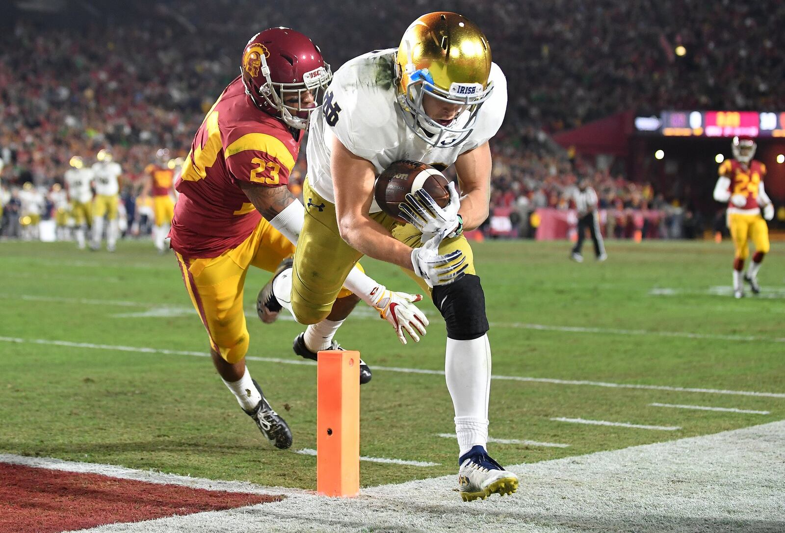 Notre Dame receiver Chris Finke catches a touchdown pass in front of USC’s Jonathan Lockett in the second quarter at the Los Angeles Memorial Coliseum on Saturday, Nov. 24, 2018. (Wally Skalij/Los Angeles Times/TNS)