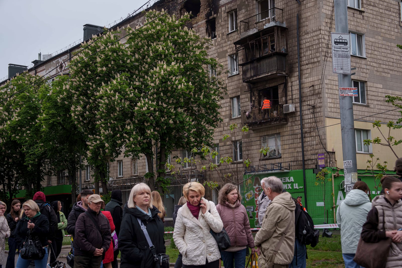 A municipal worker clear the rubble from a balcony of a residential building damaged after a Russian strike in Kyiv, Ukraine, on Wednesday, May 7, 2025. (AP Photo/Evgeniy Maloletka)