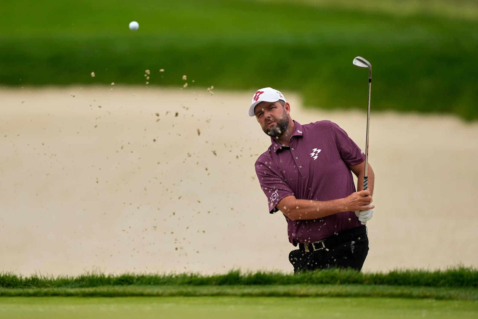 Marc Leishman, of Australia, chips onto the eighth green during the third round of the U.S. Open golf tournament at Oakmont Country Club Saturday, June 14, 2025, in Oakmont, Pa. (AP Photo/Carolyn Kaster)