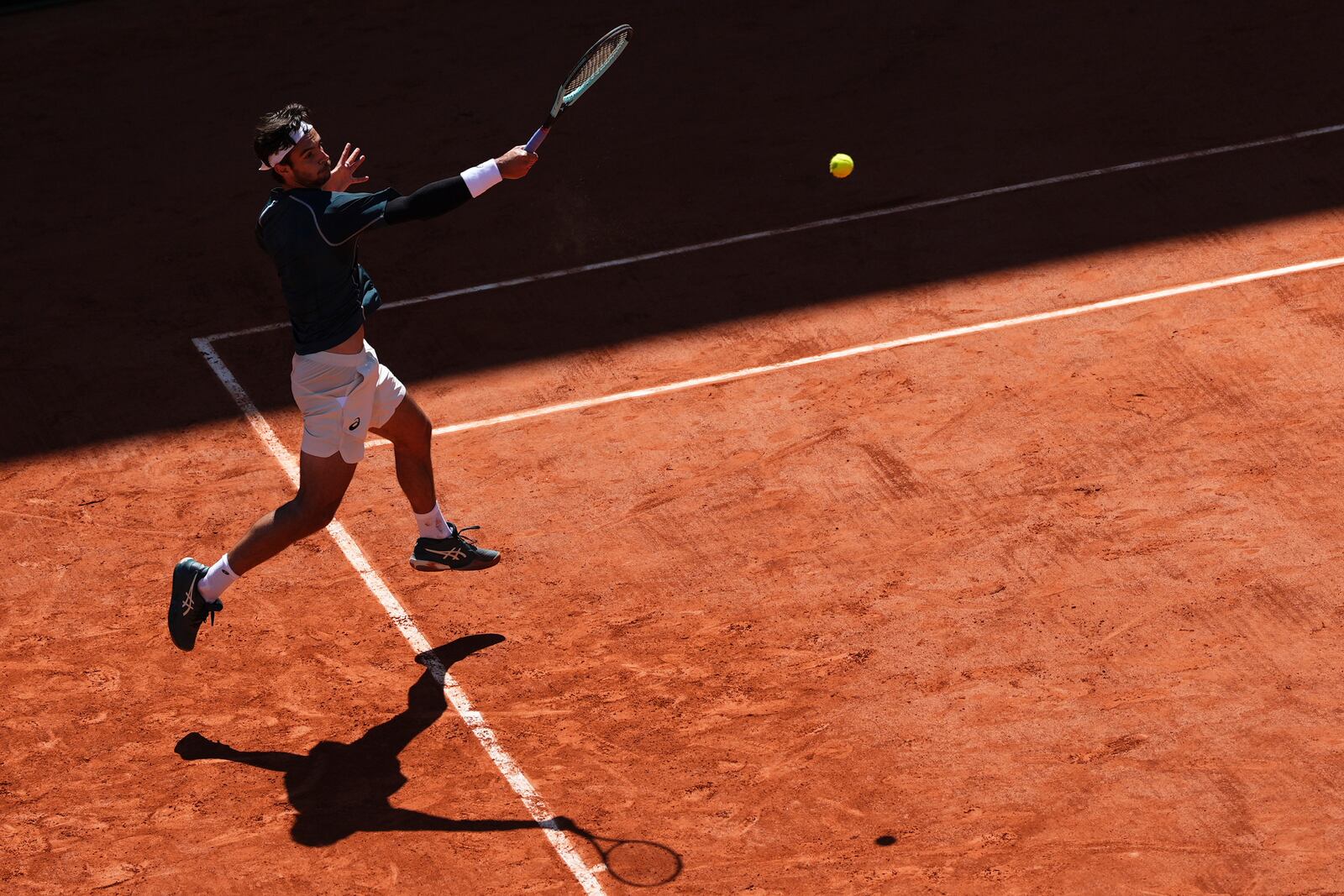 Italy's Lorenzo Musetti returns the ball to Argentina's Mariano Navone during their third round match of the French Tennis Open, at the Roland-Garros stadium, in Paris, Friday, May 30, 2025. (AP Photo/Lindsey Wasson)