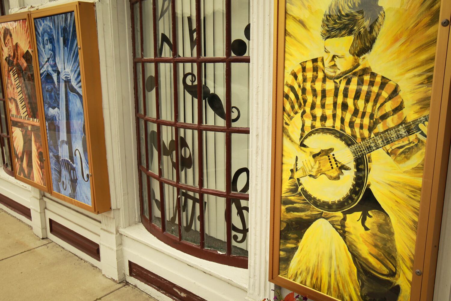 troy-window-decorations-gotr-concert
