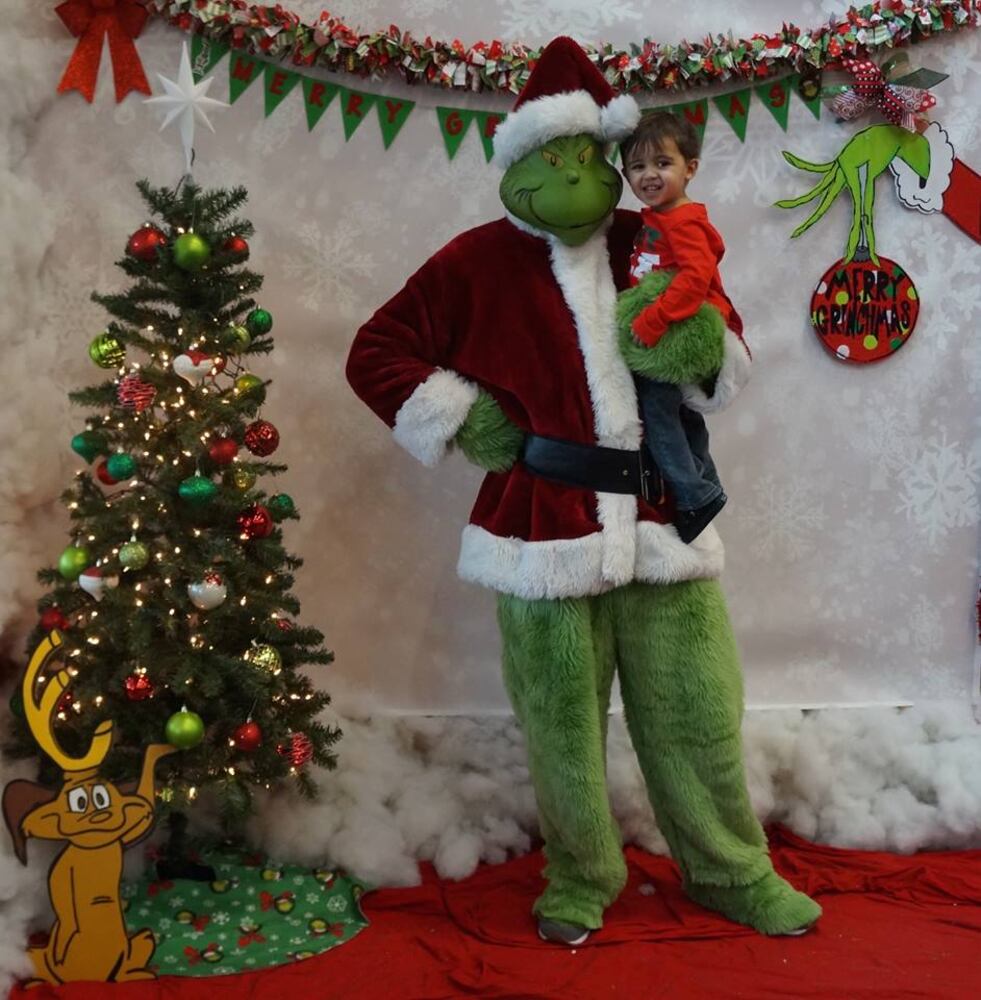 Your heart will grow three sizes when you see these hilarious Dayton family photos with the GRINCH