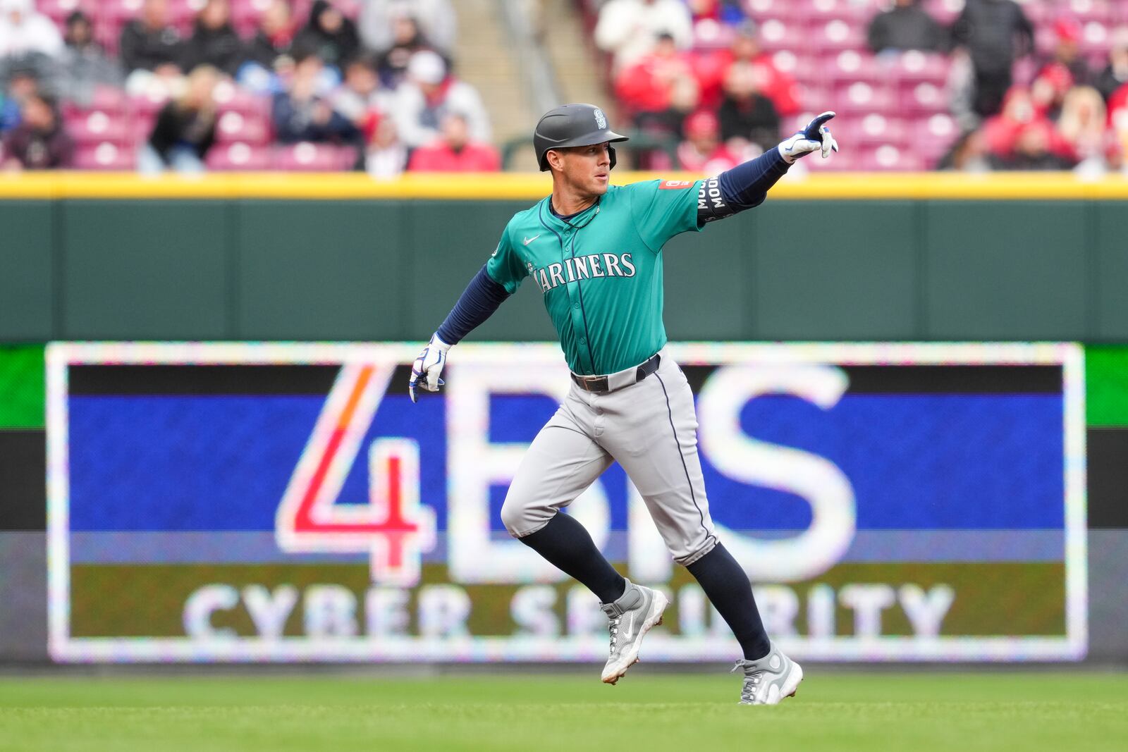 Seattle Mariners' Dylan Moore gestures as he rounds the bases after hitting a solo home run during the first inning of a baseball game against the Cincinnati Reds, Tuesday, April 15, 2025, in Cincinnati. (AP Photo/Jeff Dean)