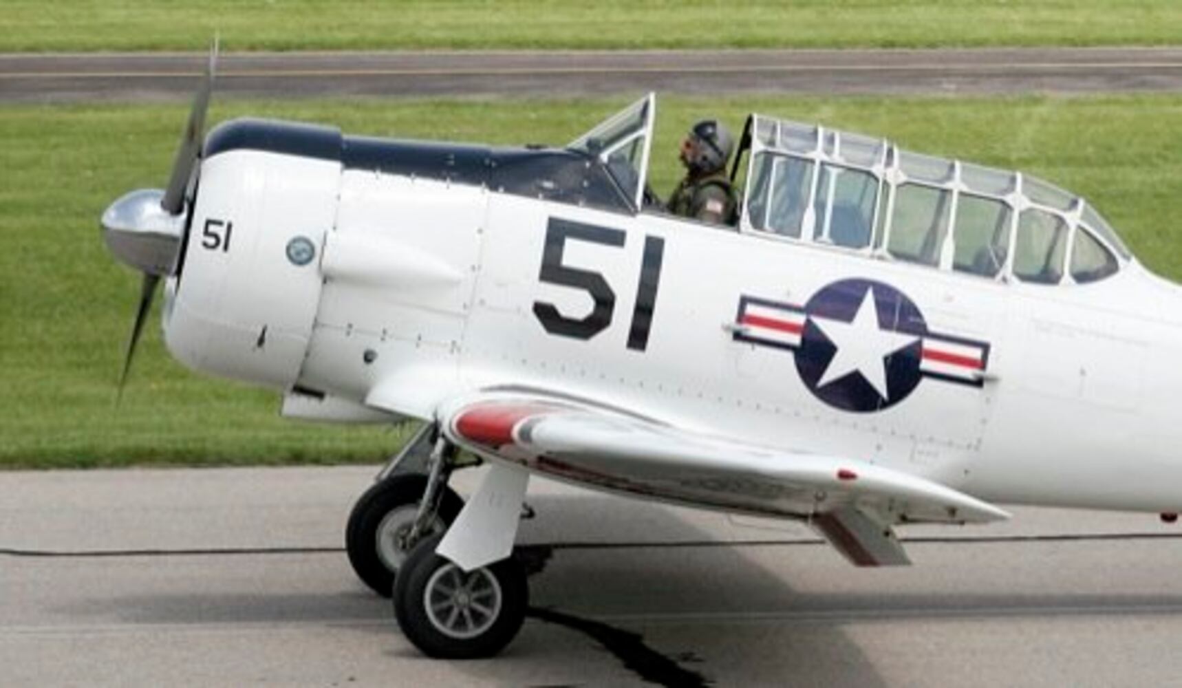 Aircraft fly-in at Moraine Airpark