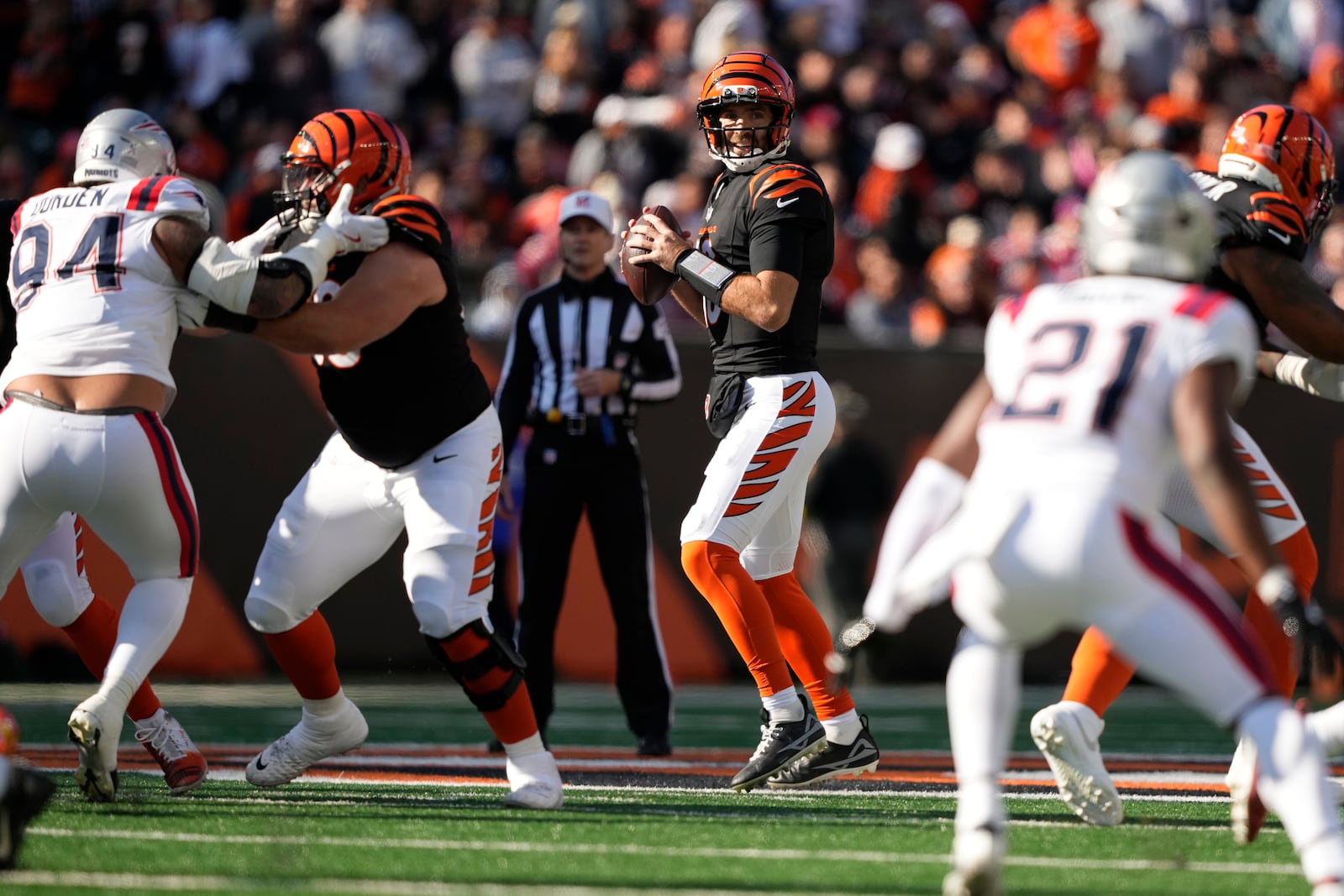 Cincinnati Bengals quarterback Joe Flacco (16) looks to pass during the first half of an NFL football game against the New England Patriots, Sunday, Nov. 23, 2025, in Cincinnati. (AP Photo/Carolyn Kaster)