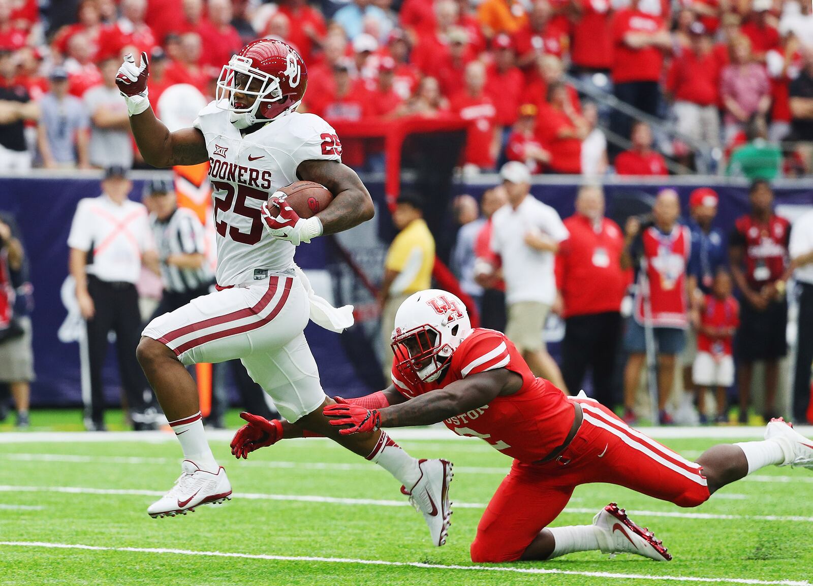 HOUSTON, TX - SEPTEMBER 03: Joe Mixon #25 of the Oklahoma Sooners races for a 32-yard touchdown past Khalil Williams #2 of the Houston Cougars in the first half of their game during the Advocare Texas Kickoff on September 3, 2016 in Houston, Texas. (Photo by Scott Halleran/Getty Images)