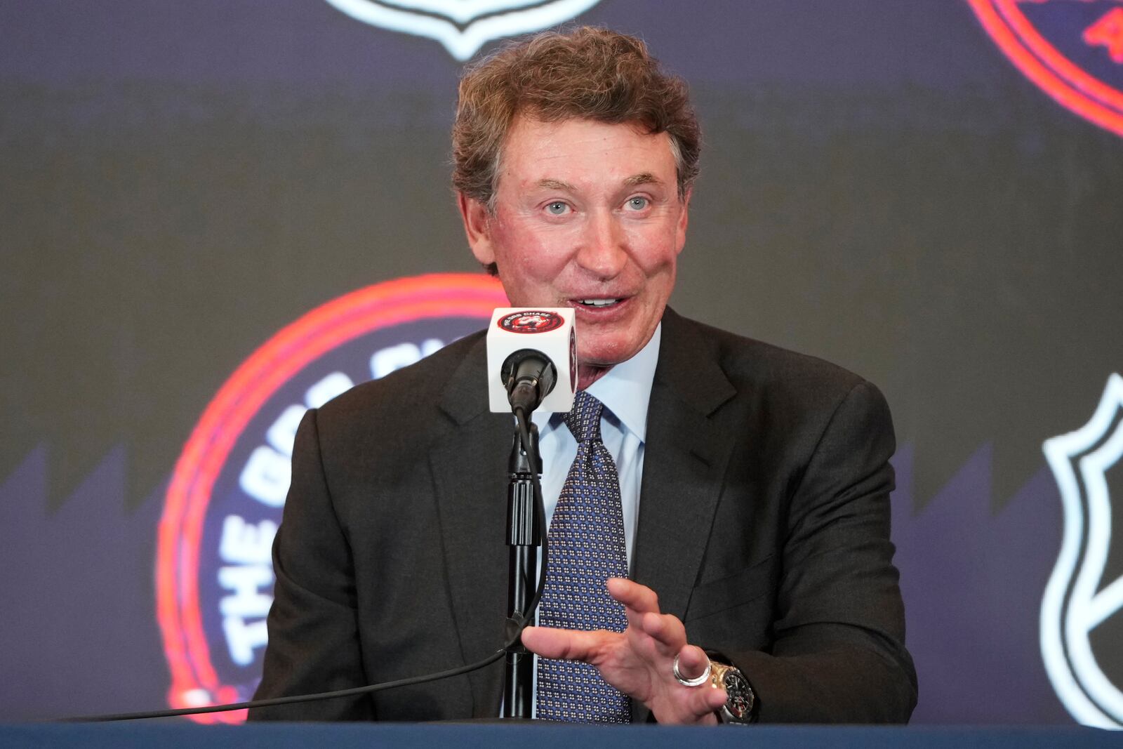 Former NHL player Wayne Gretzky speaking during a press conference after an NHL hockey game in which Washington Capitals Alex Ovechkin tied Gretzky's NHL career goals record of 894th goals, Friday, April 4, 2025, in Washington.(AP Photo/Mark Schiefelbein)