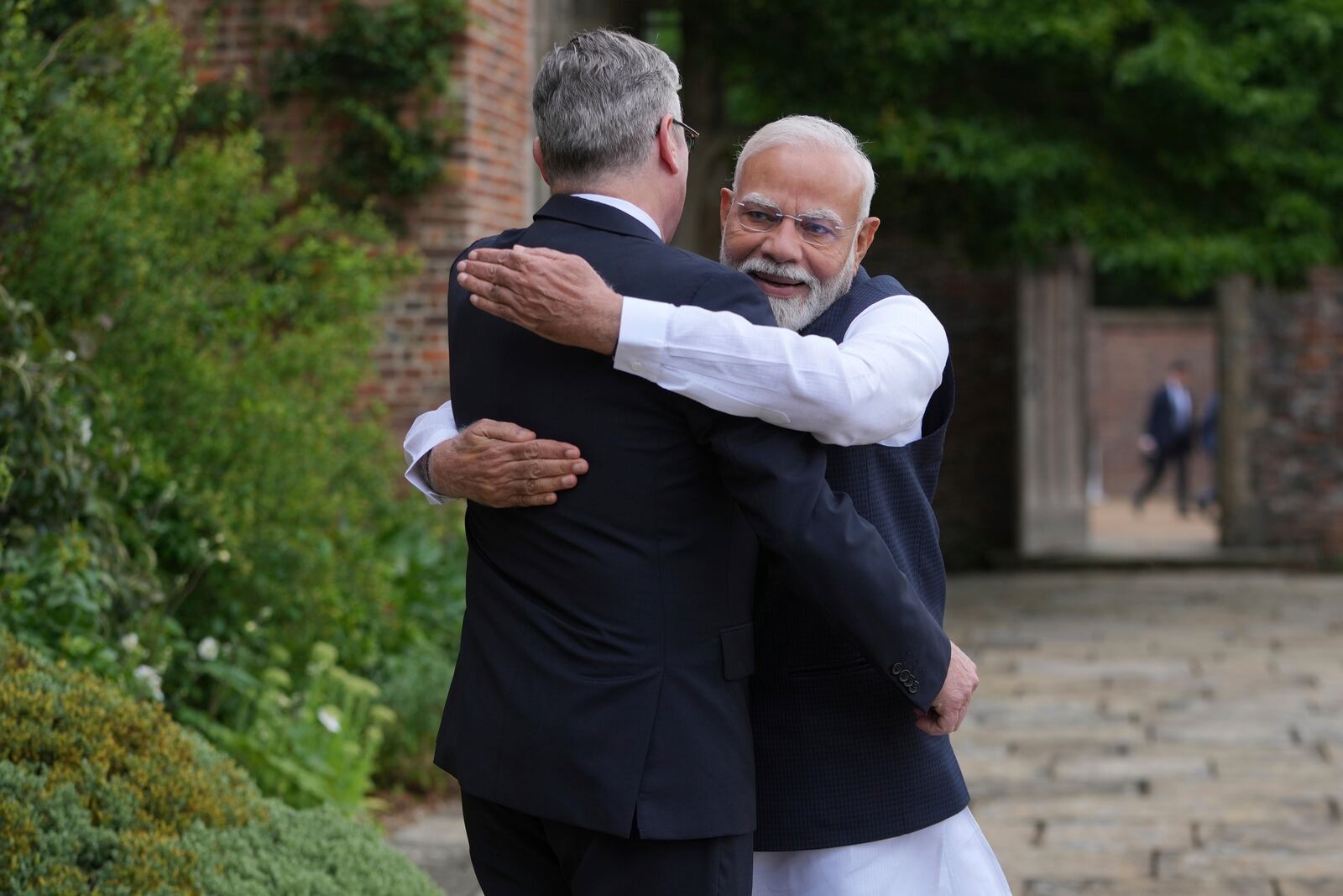Indian Prime Minister Narendra Modi hugs Britain's Prime Minister Keir Starmer as he arrives at Chequers near Aylesbury, England, Thursday, July 24, 2025.(AP Photo/Kin Cheung, Pool)