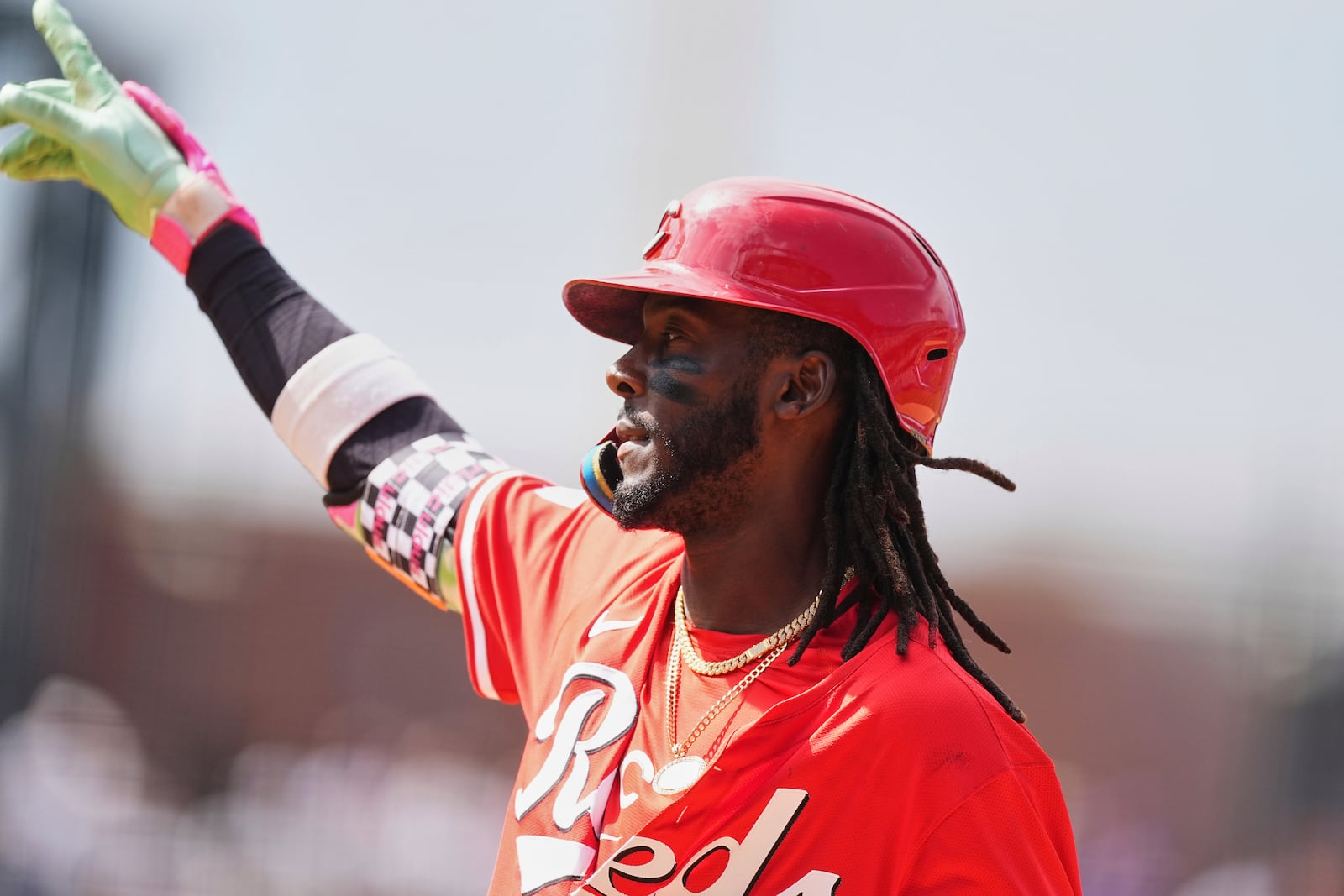 Cincinnati Reds' Elly De La Cruz gestures after hitting an RBI single off Colorado Rockies relief pitcher Tyler Kinley in the ninth inning of a baseball game Saturday, April 26, 2025, in Denver. (AP Photo/David Zalubowski)
