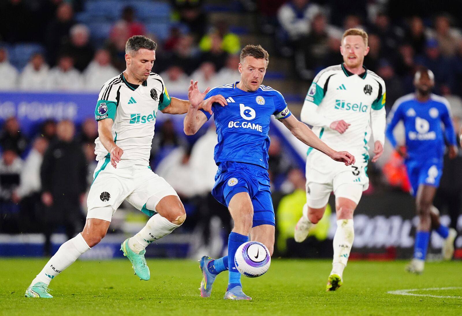 Newcastle United's Fabian Schar, left and Leicester City's Jamie Vardy vie for the ball, during the English Premier League soccer match between Leicester City and Newcastle United at the King Power Stadium, in Leicester, England, Monday, April 7, 2025. (Mike Egerton/PA via AP)