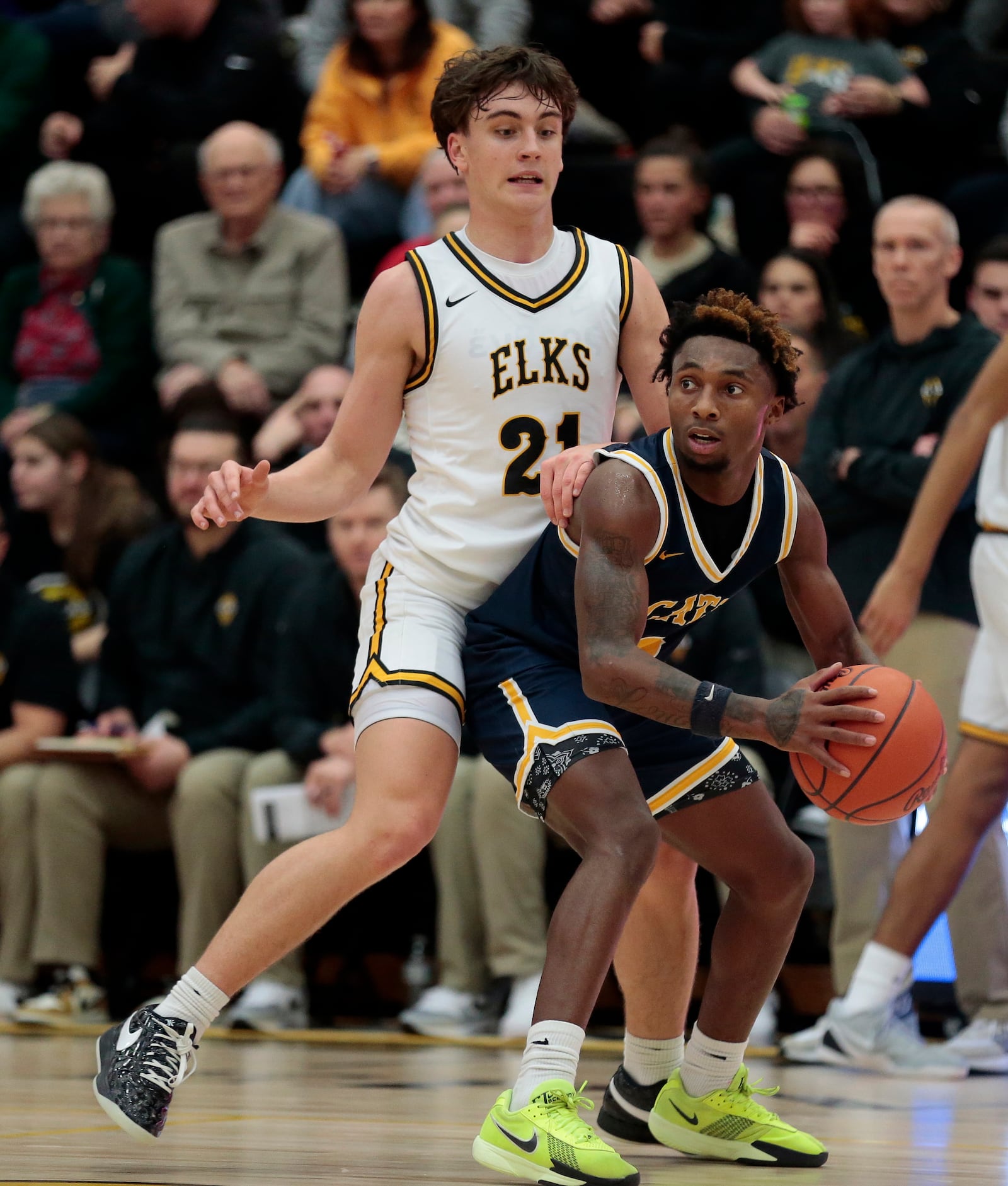 Springfield senior Sherrod Lay (2) looks for a teammate as he is guarded by Centerville junior Ty Rohrer (21) during a game on Friday, Dec. 12, 2025, in Centerville. STEVEN WRIGHT / STAFF