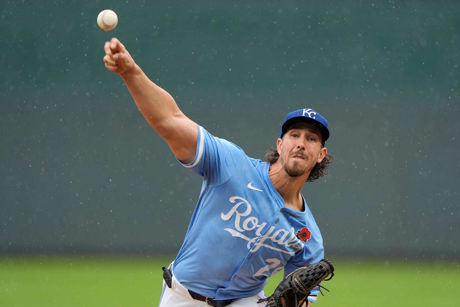 Kansas City Royals starting pitcher Michael Lorenzen throws during the first inning of a baseball game against the Cincinnati Reds, Monday, May 26, 2025, in Kansas City, Mo. (AP Photo/Charlie Riedel)