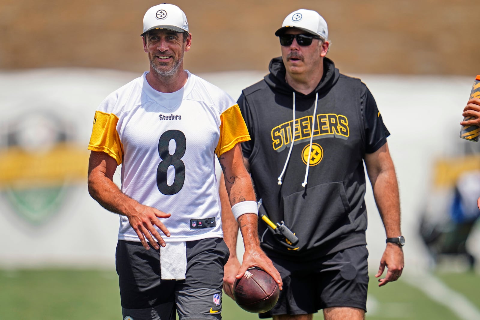 Pittsburgh Steelers quarterback Aaron Rodgers (8) and offensive coordinator Arthur Smith participate during practice at the team’s NFL football training camp in Latrobe, Pa., Thursday, July 24, 2025. (AP Photo/Gene J. Puskar)