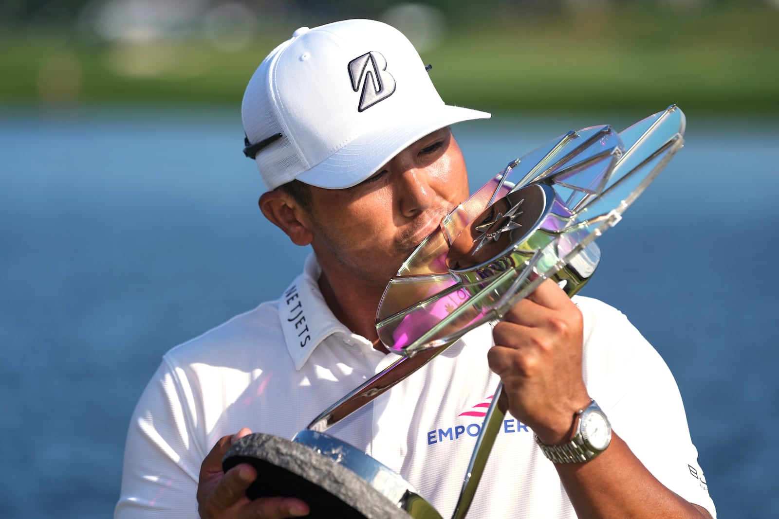 Kurt Kitayama, left, is presented with a trophy after winning the 3M Open golf tournament at the Tournament Players Club Sunday, July 27, 2025, in Blaine, Minn. (AP Photo/Abbie Parr)