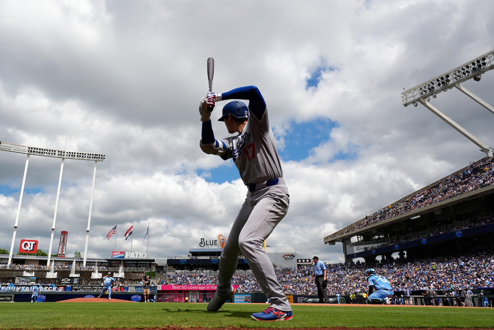 Los Angeles Dodgers' Shohei Ohtani warms up on deck before a baseball game against the Kansas City Royals, Saturday, June 28, 2025, in Kansas City, Mo. (AP Photo/Charlie Riedel)