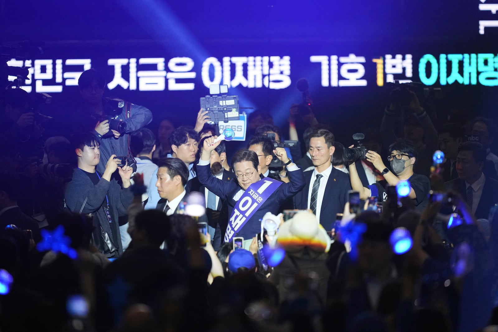 South Korea’s main opposition Democratic Party’s former leader Lee Jae-myung, center, attends a party’s convention in Goyang, South Korea Sunday, April 27, 2025. (AP Photo/Lee Jin-man)
