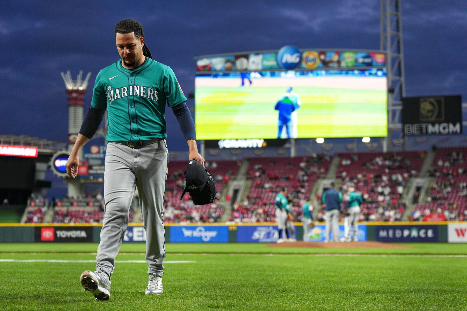 Seattle Mariners pitcher Luis Castillo walks to the dugout after a pitching change during the fifth inning of a baseball game against the Cincinnati Reds, Tuesday, April 15, 2025, in Cincinnati. (AP Photo/Jeff Dean)