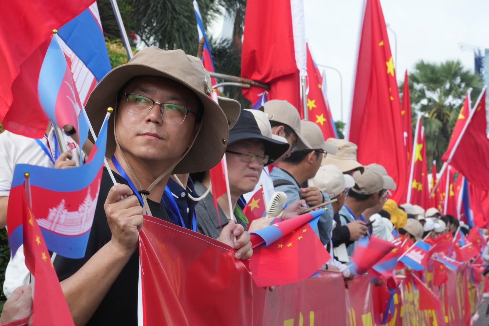 Chineses people wait to welcome their President Xi Jingping's arrival in Phnom Penh, Cambodia, Thursday, April 17, 2025. (AP Photo/Heng Sinith)