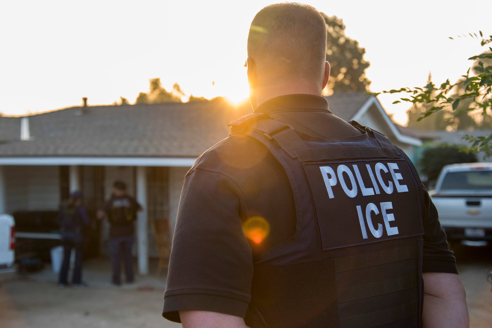A U.S. Immigration and Customs Enforcement agent approaches a home in this file photo. (Melissa Lyttle/The New York Times)