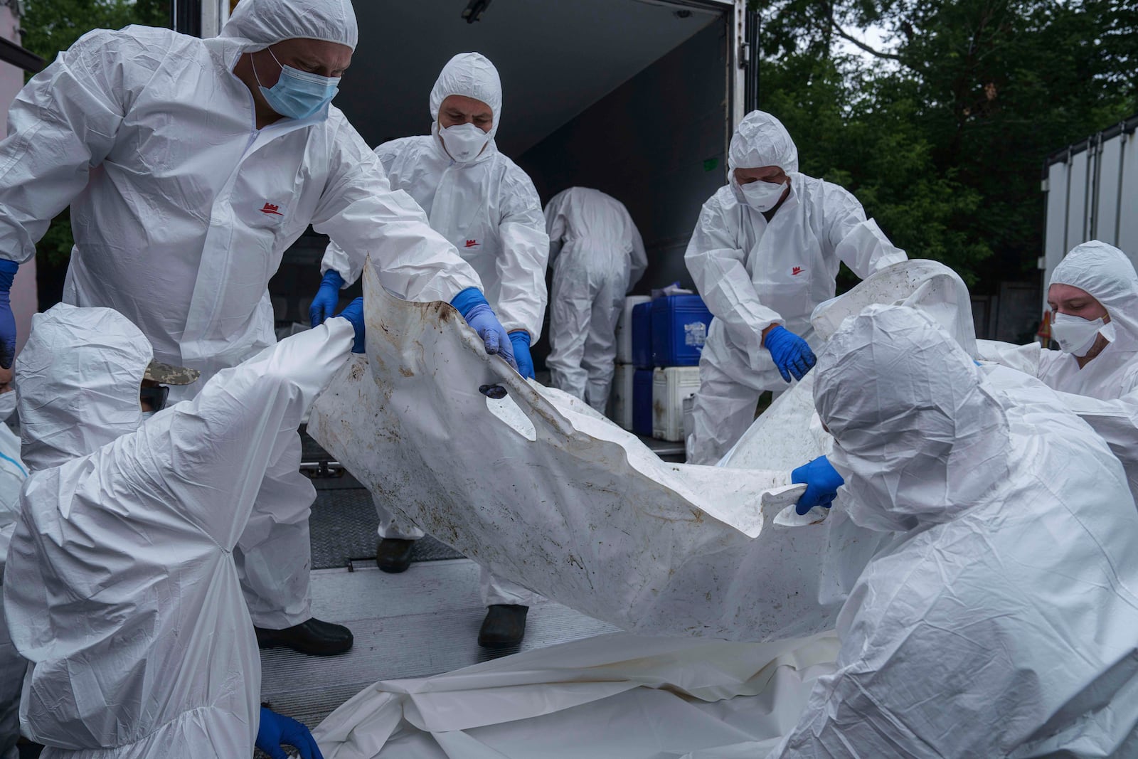 Ukrainian servicemen carry a body of their comrade repatriated from Russia, at the morgue in Kyiv, Ukraine, on Thursday, June 26, 2025. (AP Photo/Evgeniy Maloletka)