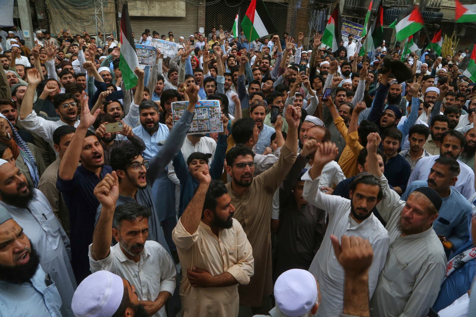 Traders chant slogans during a demonstration against Israeli airstrikes and to show solidarity with Palestinian people living in Gaza, in Peshawar, Pakistan Friday, April 18, 2025. (AP Photo/Muhammad Sajjad)