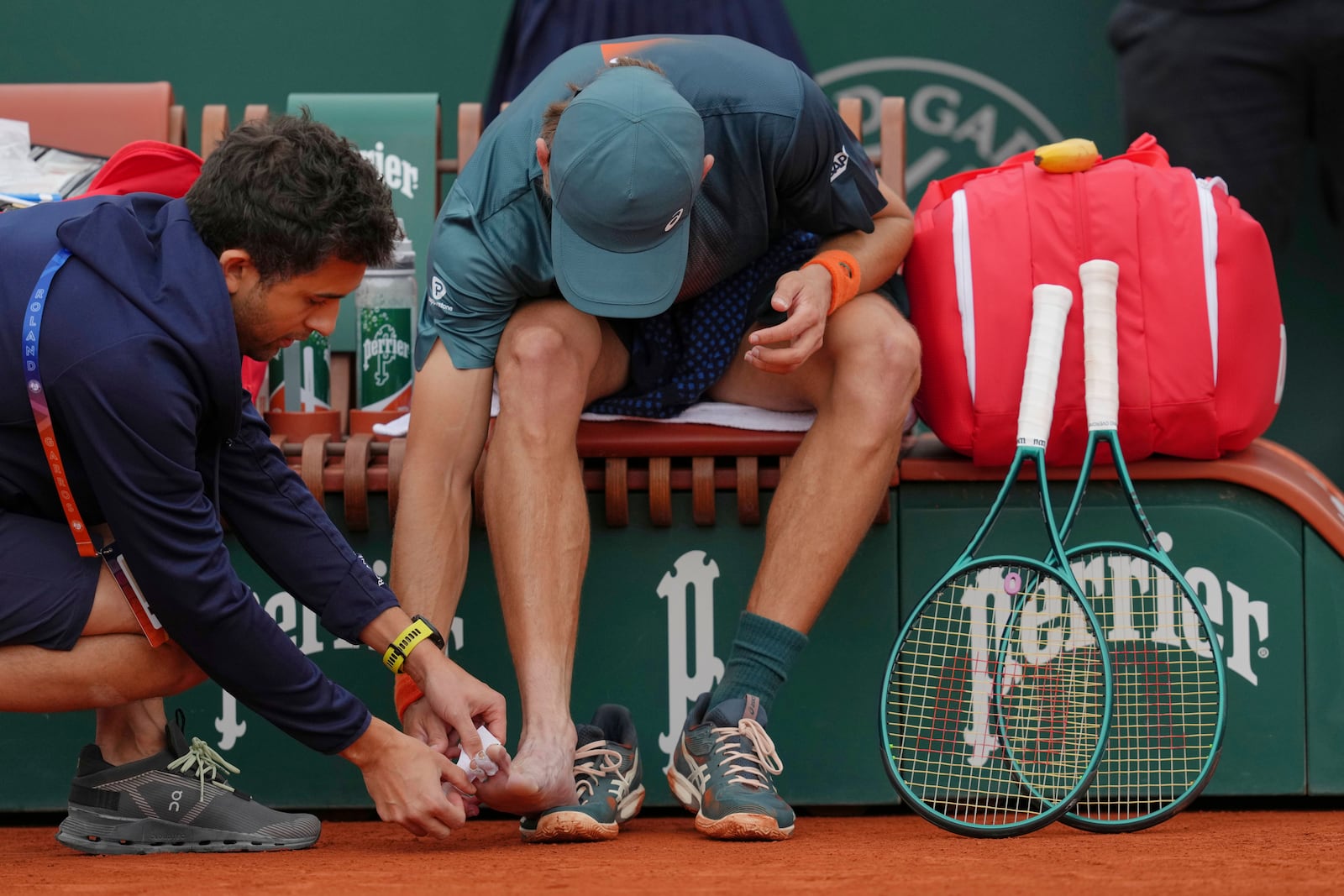 Australia's Alex De Minaur gets medical assistance as he plays Serbia's Laslo Djere during their first round match of the French Tennis Open, at the Roland-Garros stadium, in Paris, Tuesday, May 27, 2025. (AP Photo/Aurelien Morissard)