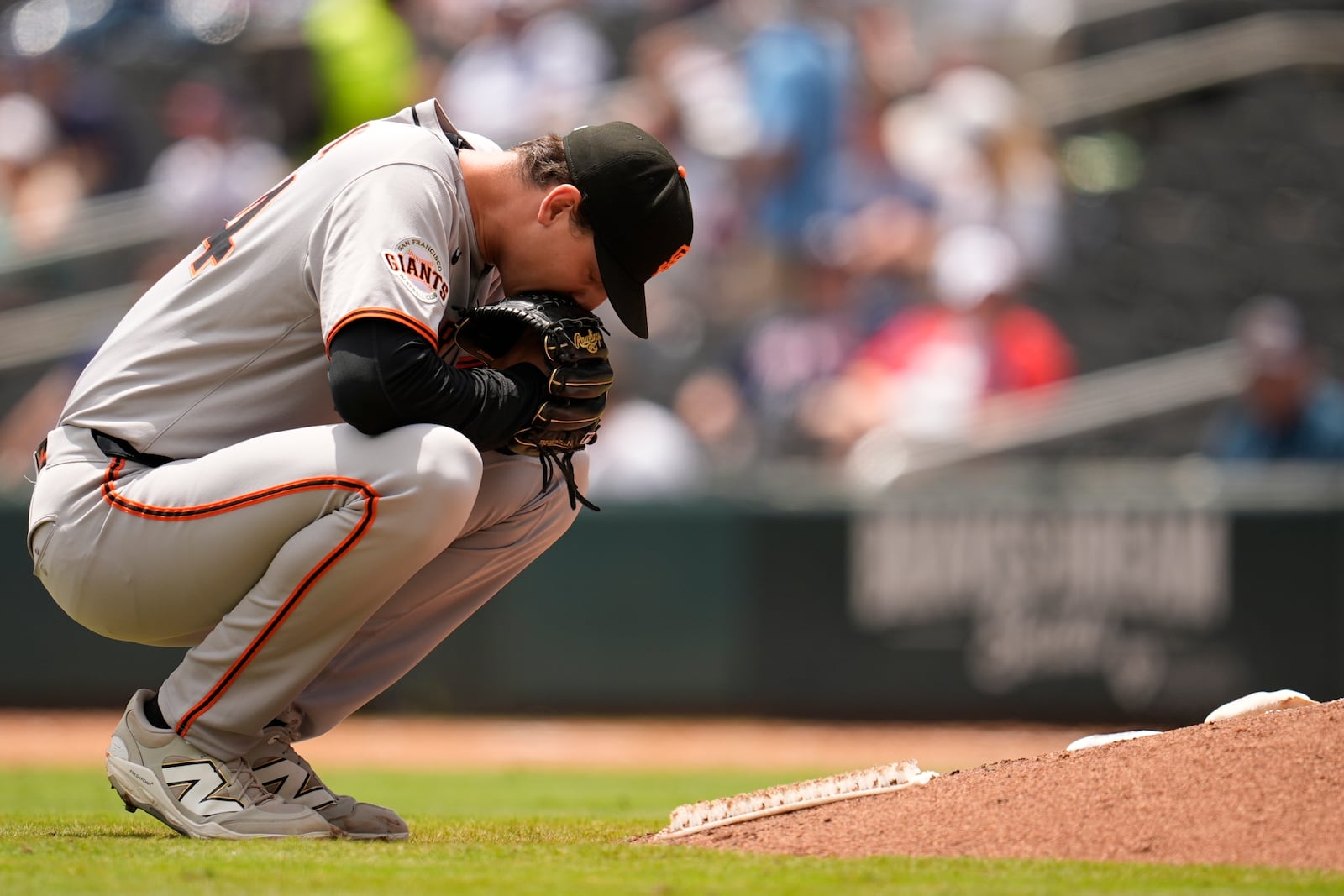 San Francisco Giants pitcher Sean Hjelle pauses before pitching in the seventh inning of a baseball game against the Atlanta Braves, Wednesday, July 23, 2025, in Atlanta. (AP Photo/Mike Stewart)