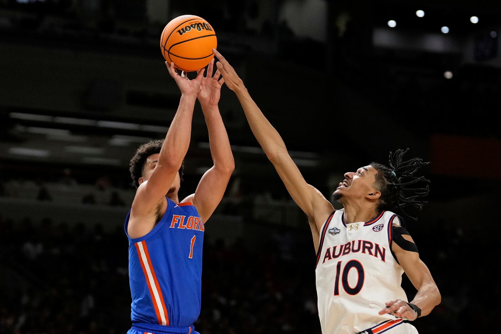 Florida guard Walter Clayton Jr. shoots over Auburn guard Chad Baker-Mazara during the second half in the national semifinals at the Final Four of the NCAA college basketball tournament, Saturday, April 5, 2025, in San Antonio. (AP Photo/Brynn Anderson)