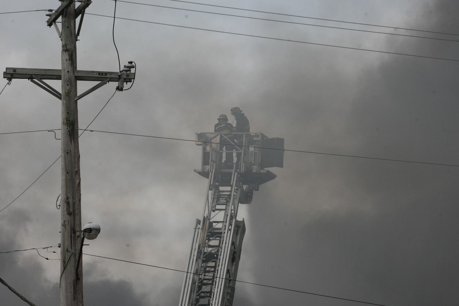Blaze engulfs old Piqua Ice Plant building
