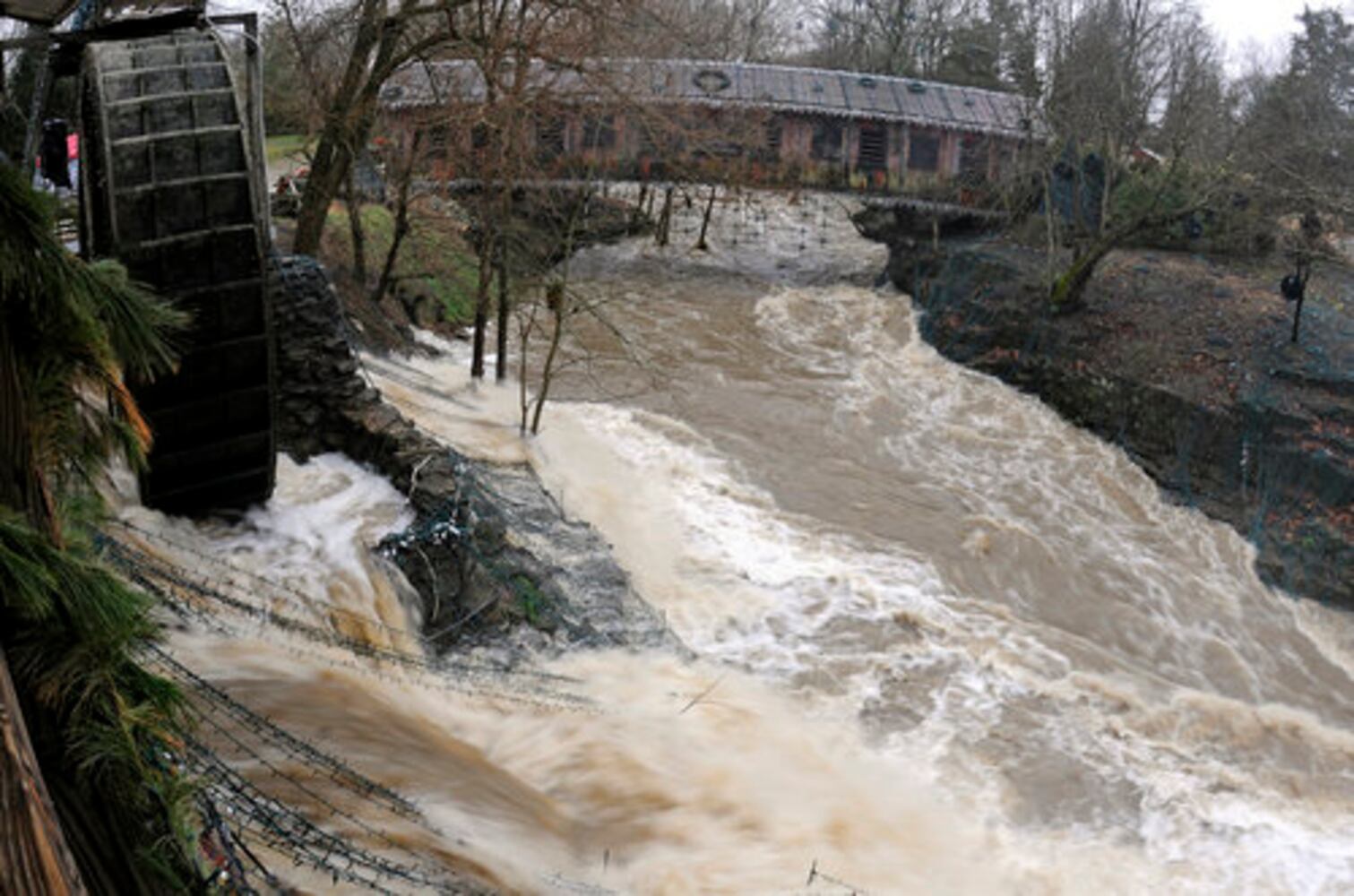 Rain closes Clifton Mill light display