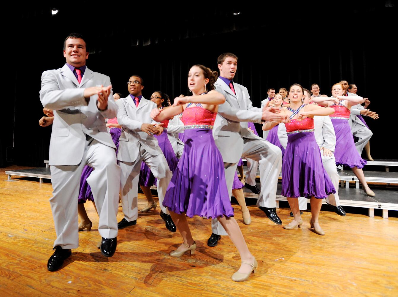 Cubs' Kyle Schwarber hits the stage with Middletown HS Show Choir