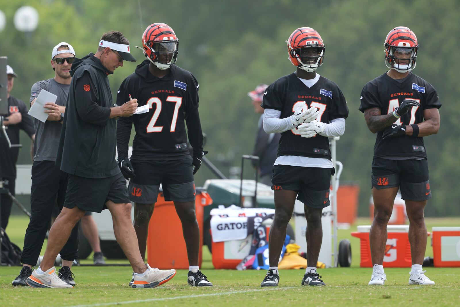 Cincinnati Bengals defensive coordinator Al Golden, second from left, walks along the sideline during NFL football practice Tuesday, June 3, 2025, in Cincinnati. (AP Photo/Kareem Elgazzar)