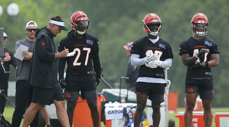 Cincinnati Bengals defensive coordinator Al Golden, second from left, walks along the sideline during NFL football practice Tuesday, June 3, 2025, in Cincinnati. (AP Photo/Kareem Elgazzar)