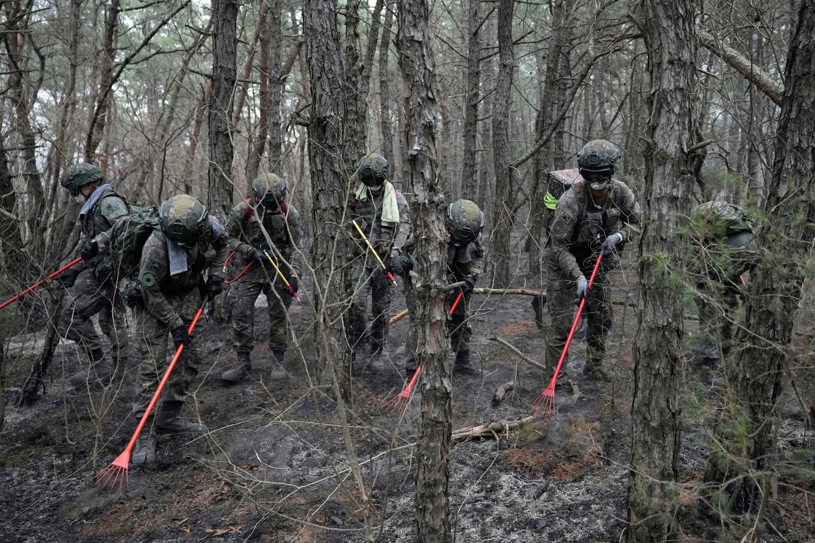 South Korean army soldiers work to prevent the further spread of wildfires in Uiseong, South Korea, Thursday, March 27, 2025. (AP Photo/Ahn Young-joon)