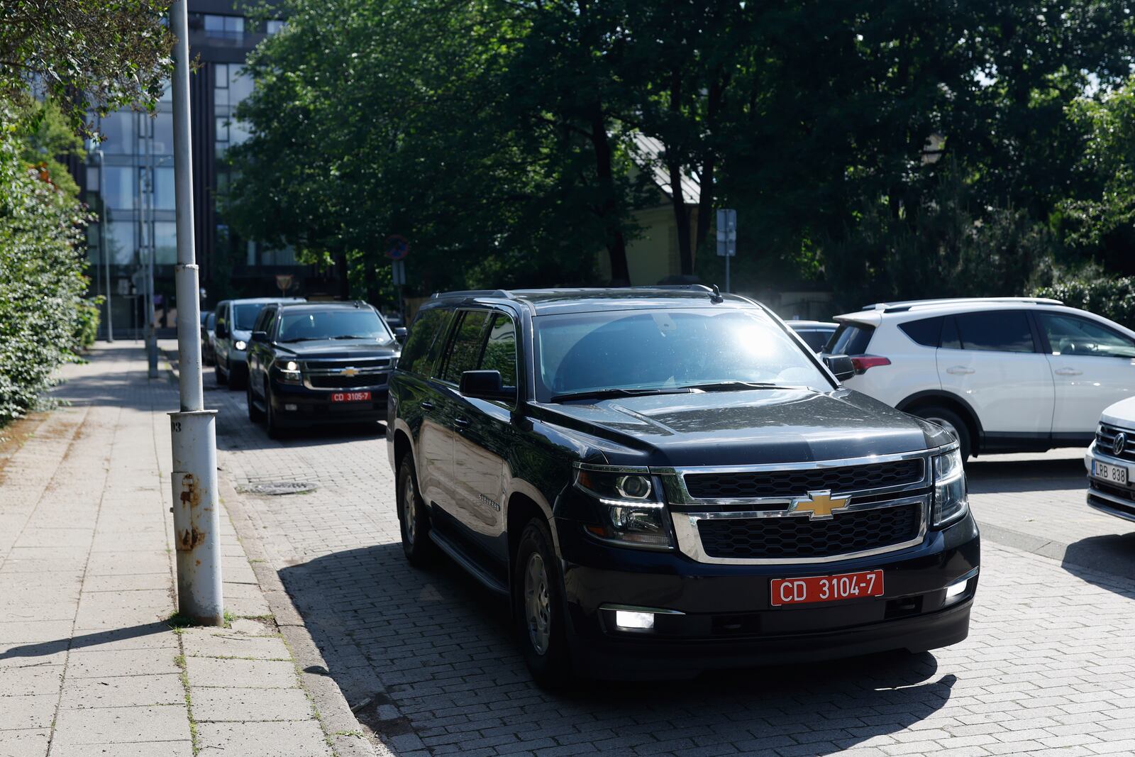 Cars carrying released Belarusian dissidents arrive at the US Embassy in Vilnius, Lithuania, Saturday, June 21, 2025 (AP Photo/Mindaugas Kulbis)